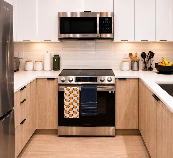 Fridge, microwave, oven, stovetop