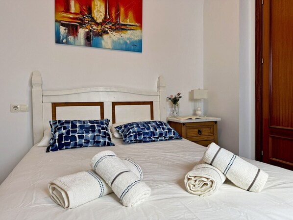 1 habitación, tabla de planchar con plancha, wifi gratis y ropa de cama