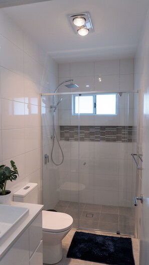 Douche, sèche-cheveux, serviettes fournies, savon