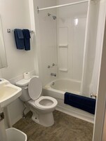 Chambre, vue sur la ville | Salle de bain