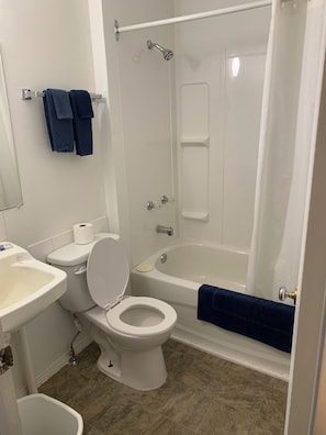 Chambre, vue ville | Salle de bain