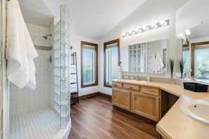 Een douche, een haardroger, handdoeken
