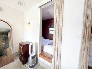 مكتب وواي فاي مجانًا وملاءات أسرّة