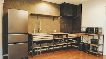 Refrigerador, microondas y utensilios de cocina