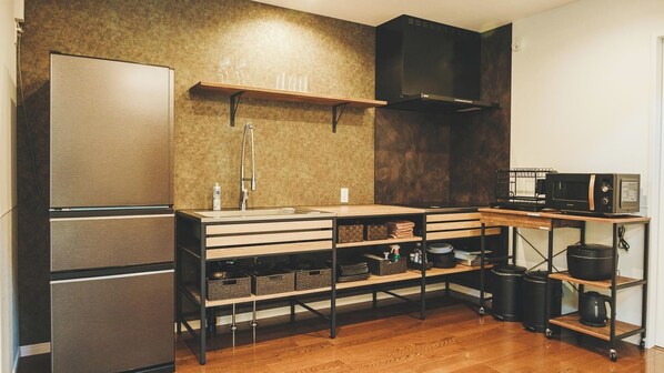 Kühlschrank, Mikrowelle, Kochgeschirr/Geschirr/Besteck