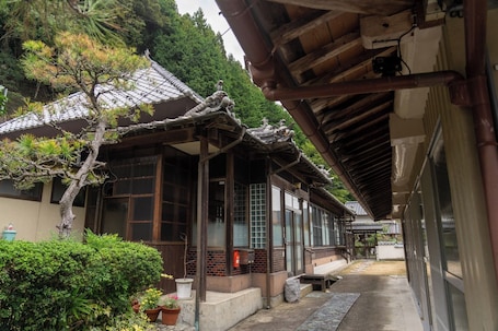 Exterior. 300yearold farmhouse farm experience moms home cooking retreat farmhouse guesthouse Shirataki / Mimagun Tokushima