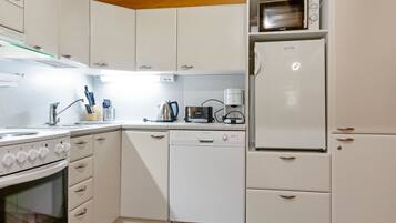 Kylskåp, mikrovågsugn, diskmaskin och grytor/köksredskap