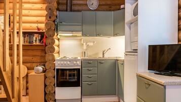 Kylskåp, mikrovågsugn, diskmaskin och grytor/köksredskap