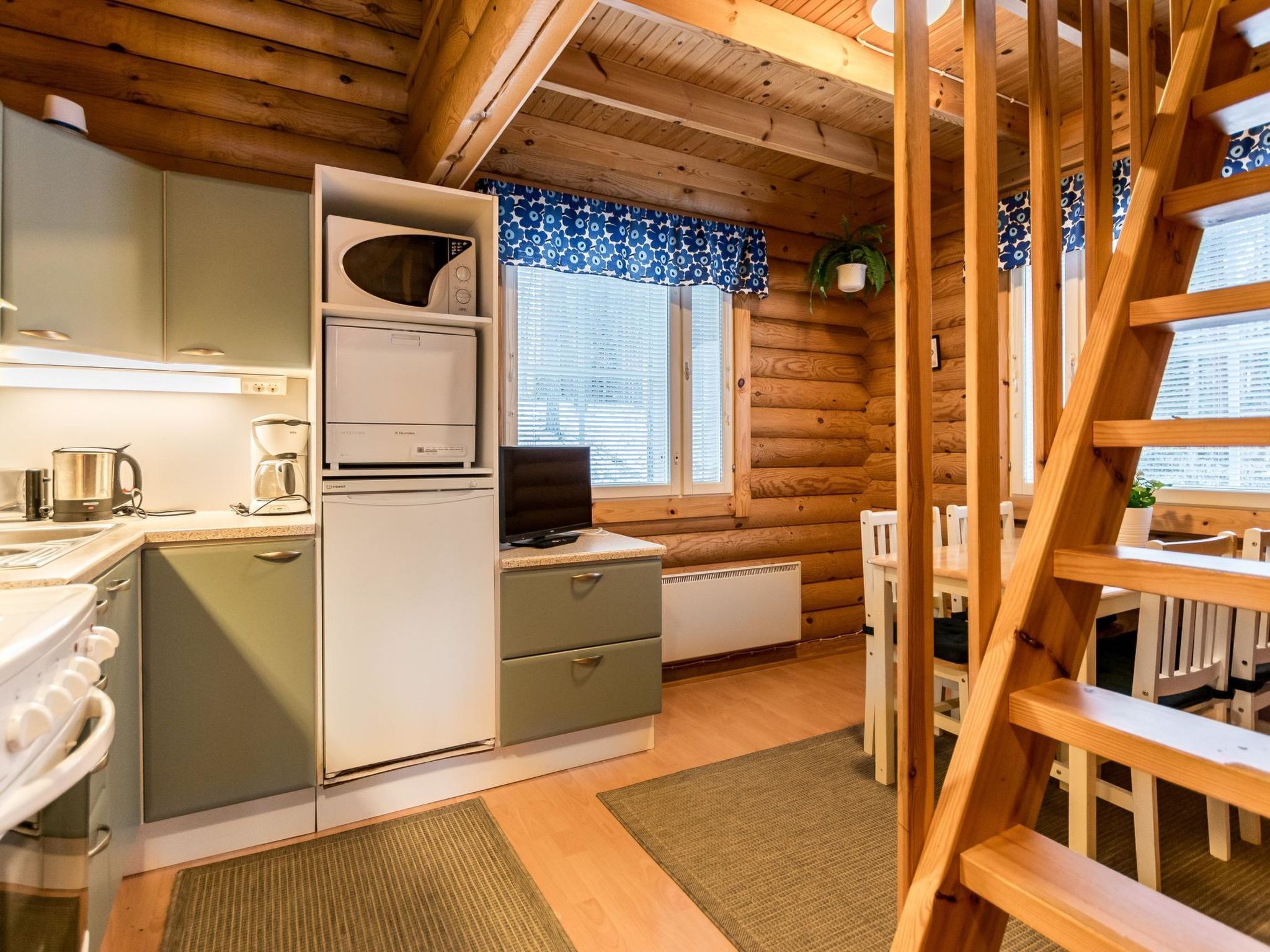 Frigorifero, microonde, lavastoviglie, pentole/stoviglie/utensili