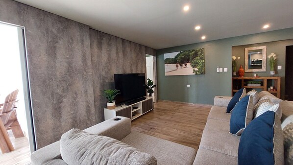 Smart TV - Kali'na : 3 bedroom condo in gated community with pool (Buccoo)
