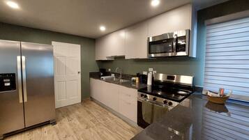 Geladeira, micro-ondas, fogão, cooktop