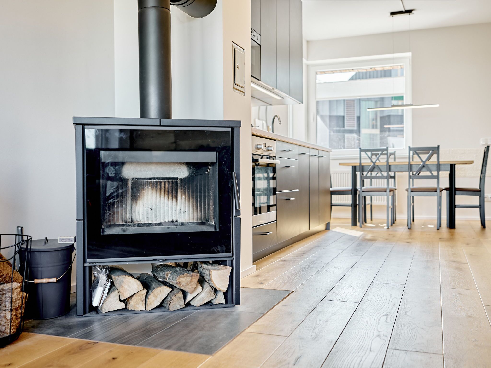 Kühlschrank, Mikrowelle, Geschirrspüler, Kochgeschirr/Geschirr/Besteck