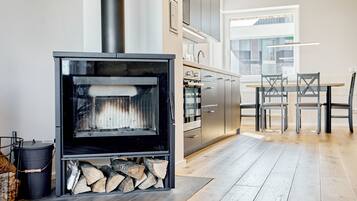 Kühlschrank, Mikrowelle, Geschirrspüler, Kochgeschirr/Geschirr/Besteck