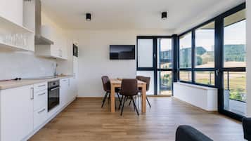 Frigorífic, microones, forn i utensilis de cuina, vaixella i coberteria