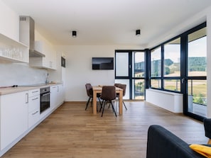 Kühlschrank, Mikrowelle, Ofen, Kochgeschirr/Geschirr/Besteck