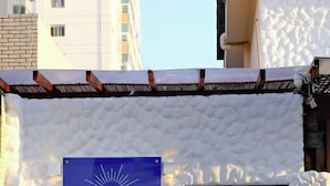 Entrada de un hotel con un cartel que dice "COMFORT" y una puerta azul.