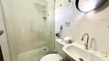 Douche, sèche-cheveux, serviettes fournies, savon