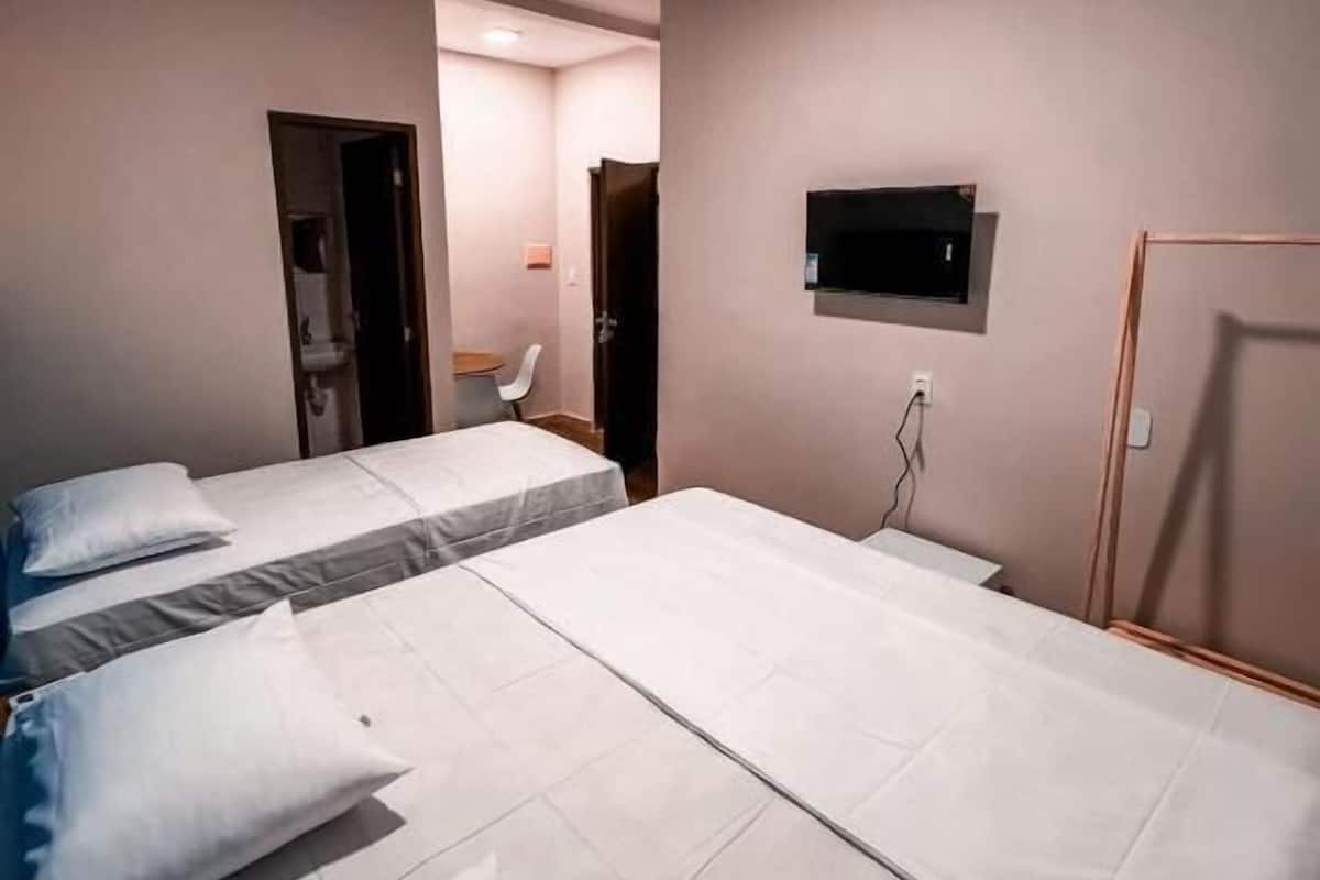 Standaard kamer, 1 twee- of 2 eenpersoonsbedden | Hypoallergeen beddengoed, pillowtop-bedden, een bureau