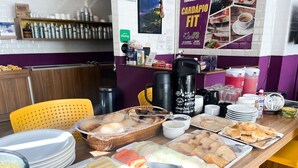 Una mesa de buffet con diferentes alimentos y utensilios.