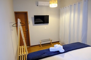 Hypo-allergenic bedding, pillow-top beds, desk, laptop workspace - Pousada Barra Comfort  (Salvador)