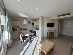 Dining - Residence Cap Hermès, T2/3, 40m2, 4-5 people, large sea view terrace, air conditioning, private parking, swimming pool (Fréjus)