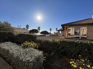 Property grounds - Residence Cap Hermès, T2/3, 40m2, 4-5 people, large sea view terrace, air conditioning, private parking, swimming pool (Fréjus)