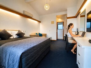 1 bedroom, desk, iron/ironing board, free WiFi - Compact, Cosy Studio (Gisborne)