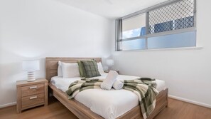 3 bedrooms, desk, iron/ironing board, free WiFi