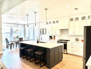 Fridge, microwave, oven, stovetop - Conveniently located modern home in Boise (Boise)