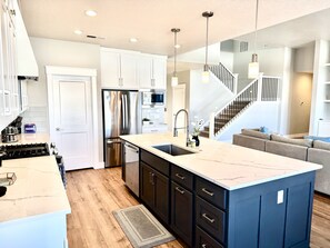 Fridge, microwave, oven, stovetop - Conveniently located modern home in Boise (Boise)