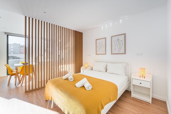 Tabla de planchar con plancha, internet y ropa de cama 