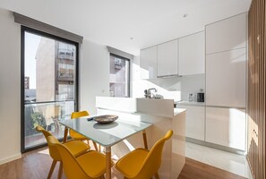 Kjøleskap, mikrobølgeovn, ovn og oppvaskmaskin