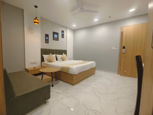 Desk, laptop workspace, soundproofing, free WiFi - HOTEL NEW YORK (Ahmedabad)