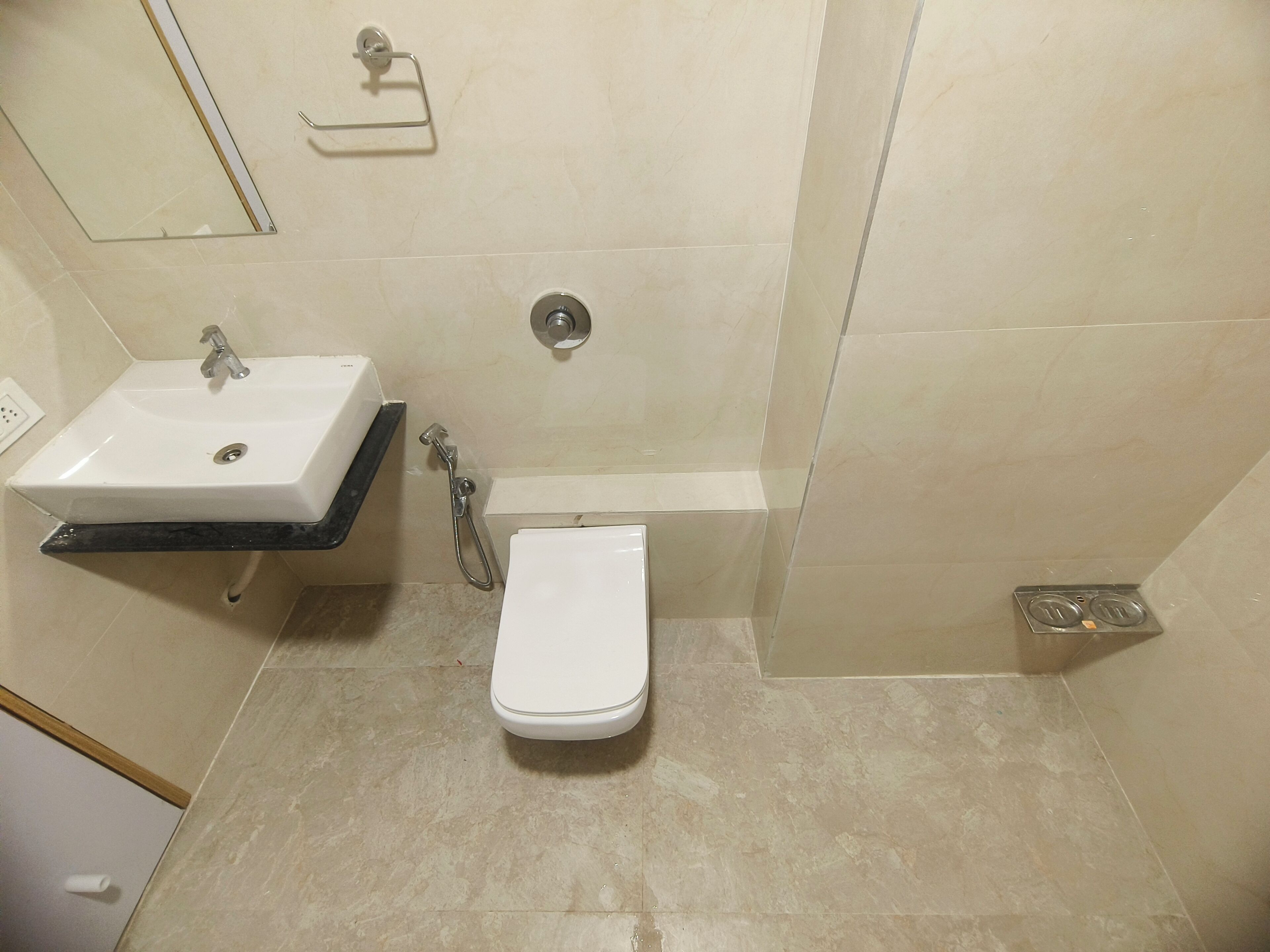 Un baño con lavamanos, inodoro y ducha.
