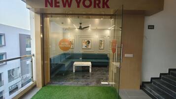 Vista frontal de la propiedad