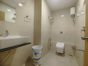 Deluxe-Doppelzimmer, Stadtblick | Badezimmer | Dusche, kostenlose Toilettenartikel, Haartrockner, Hausschuhe