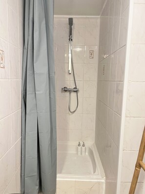 Dusche, Handtücher, Seife, Toilettenpapier