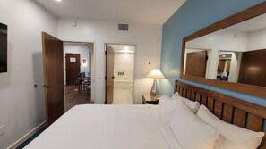 1 habitación, caja de seguridad en la habitación y escritorio 