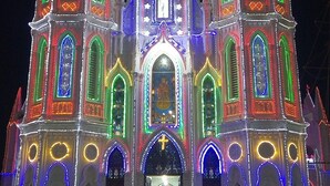 A church with two towers, each topped with a cross, and a central entrance with a statue. - Hotel King Palace (Kilvelur)