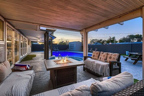 Rustic Vegas home with beautiful Salt water Pool,Billiard,&  Hot tub