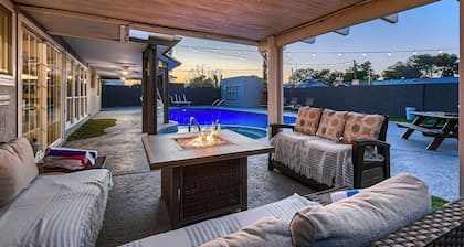 Rustic Vegas home with beautiful Salt water Pool,Billiard,& Hot tub