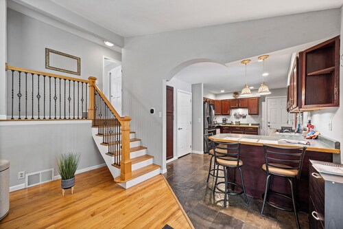 Peaceful Cozy Home with Well Equipped Kitchen, WiFi, & King Bed in St Charles