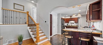 Peaceful Cozy Home with Well Equipped Kitchen, WiFi, & King Bed in St Charles