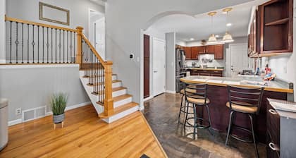 Peaceful Cozy Home with Well Equipped Kitchen, WiFi, & King Bed in St Charles