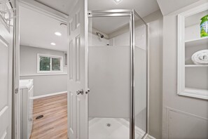 Douche, sĂšche-cheveux, serviettes fournies, savon