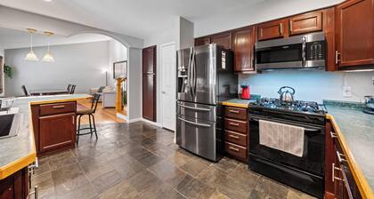 Peaceful Cozy Home with Well Equipped Kitchen, WiFi, & King Bed in St Charles