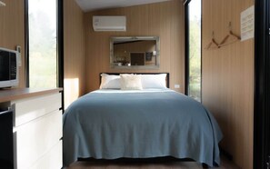 1 bedroom, bed sheets - Loburn Retreat - Water's Edge by Tiny Away (Loburn)