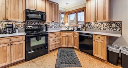 Dillon Retreat with Lake Views and Private Hot Tub