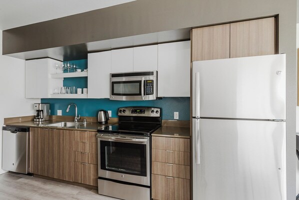 Refrigerador, microondas, horno, lavavajillas