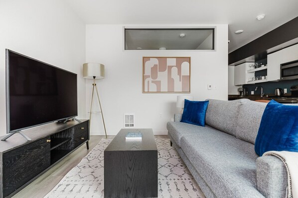 TV, stereo - Blueground | Capitol Hill, rooftop & w/d, nr park (Seattle)